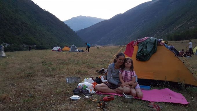 Ilona Bittnerová se svou dcerou v Albánii.