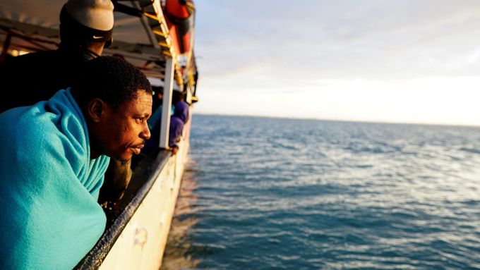Cestující na záchranářské lodi ve Středozemním moři.