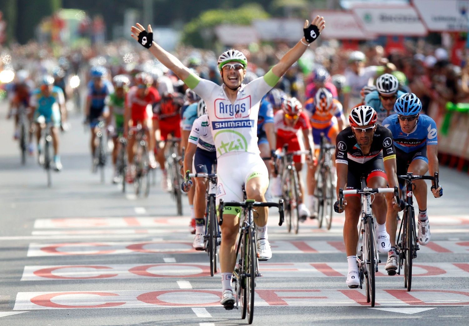 Německý cyklista John Degenkolb se raduje z etapového vítězství po poslední etapě Vuelty 2012.