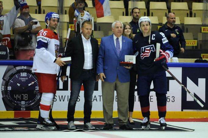 Michal Řepík a Patrick Kane s cenami pro nejlepší hráče zápasu.