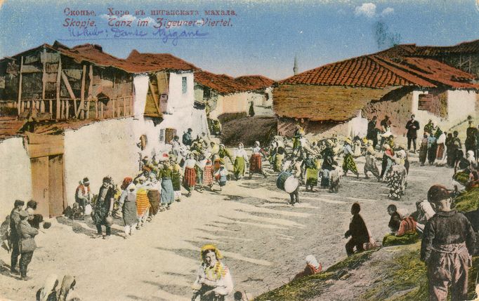 Kolorovaná pohlednice zachycující  tanec "horo" v romské čtvrti, Skopje 1925.