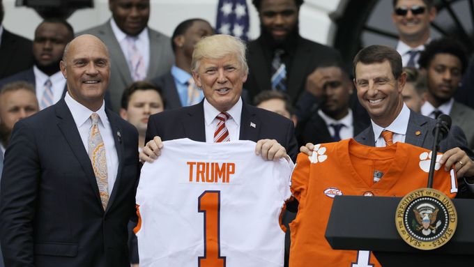 Donald Trump s darovaným dresem.