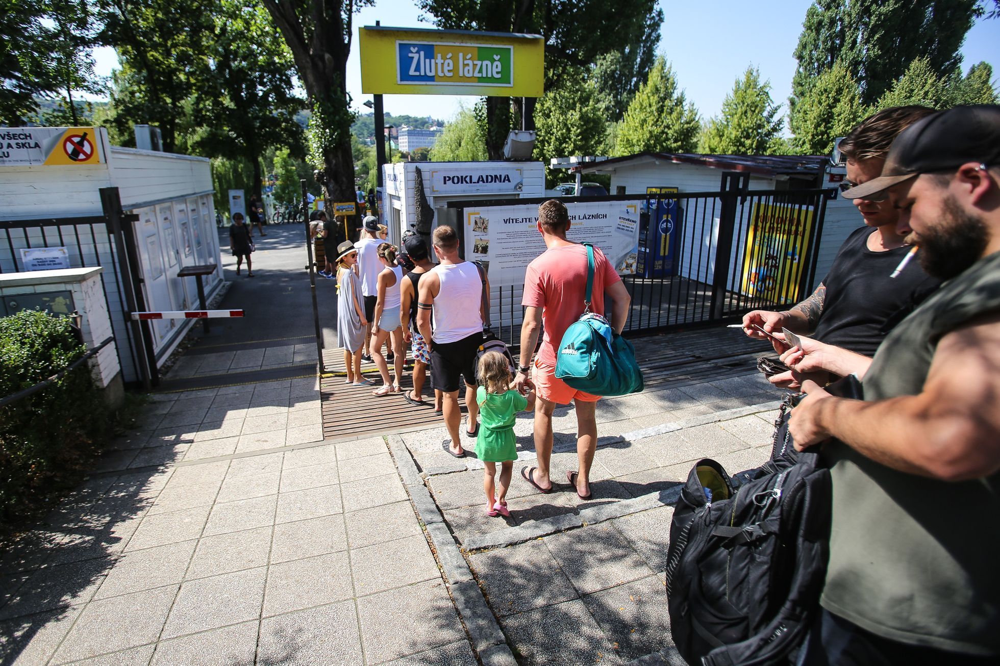 Vedro v Praze; teplo, slunce, voda, léto, turisté, koupání, osvěžení, žár, Žluté lázně, Staroměstské náměstí