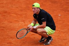 Totální kolaps Menšíka: nad outsiderem vedl 2:0, přesto vypadl. To Lehečka postupuje