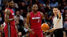 Dwyane Wade a LeBron James debatují s rozhodčím Patem Fraherem