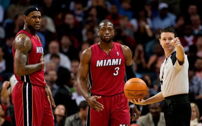 Dwyane Wade a LeBron James debatují s rozhodčím Patem Fraherem