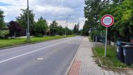 Jiná značka, stejný význam. I v tomto případě je objíždění autobusu zakázáno.