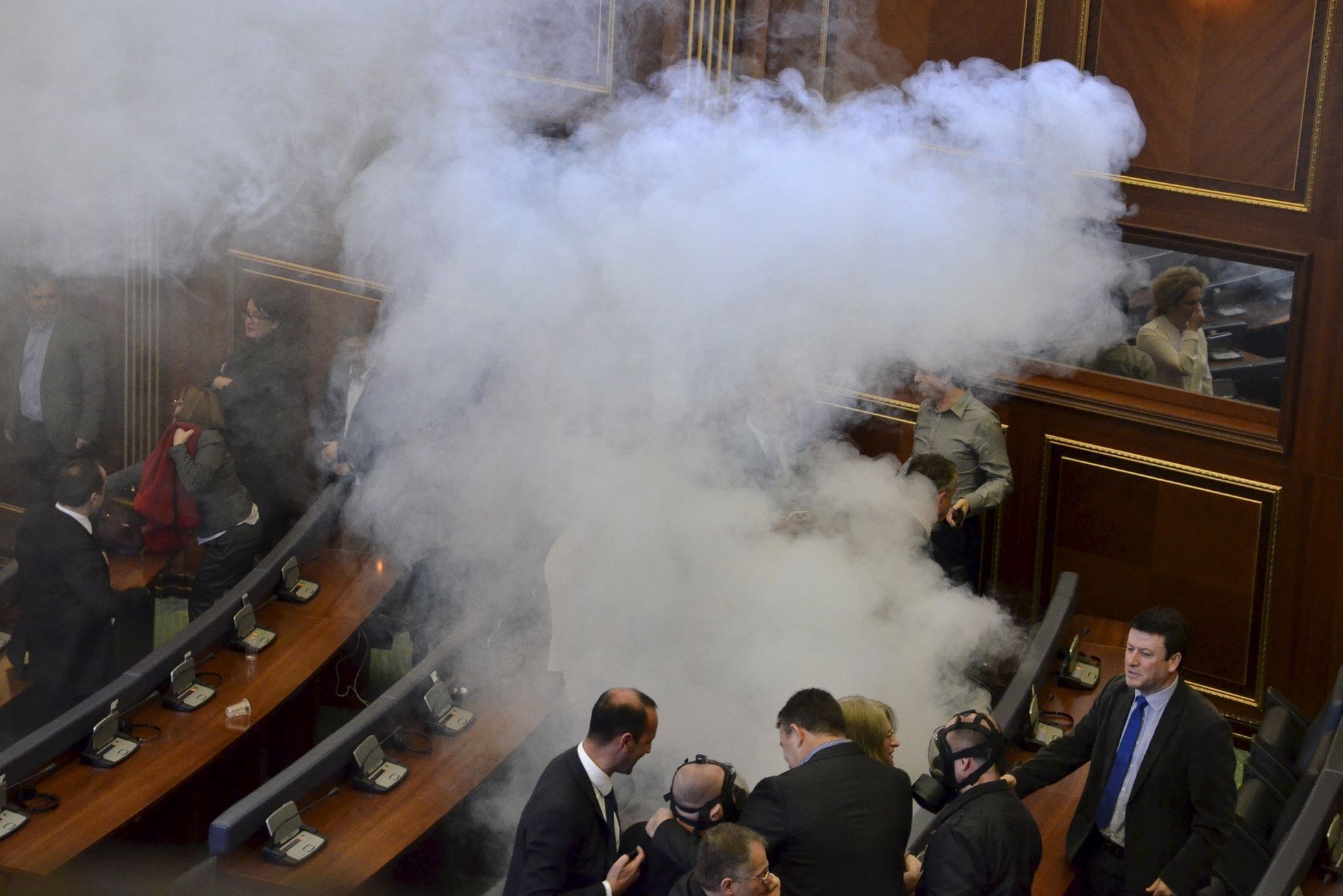 Obstrukce v Kosovu - slzný plyn z opozičních lavic