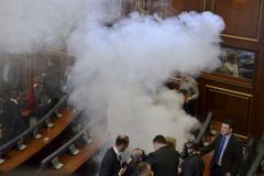 Kosovským prezidentem je Hashim Thaçi, opozice tomu nezabránila ani slzným plynem