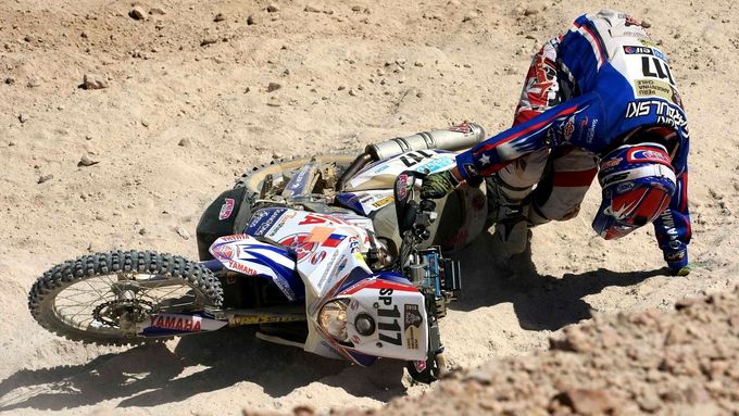 Život motocyklových závodníku na Rallye Dakar je plný nebezpečných nástrah.