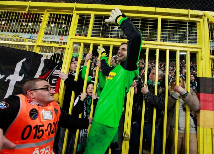 Gólman Mönchengladbachu Christofer Heimeroth oslavil vítězství na horké půdě Fenerbahce Istanbul akrobatickým kouskem.