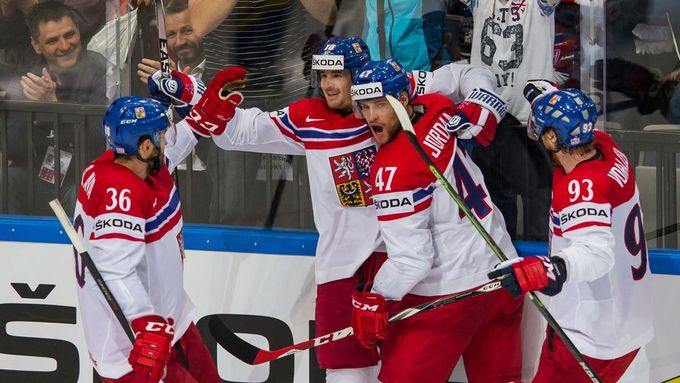 Prohlédněte si galerii z úvodního zápasu českých hokejistů na domácím šampionátu, v němž i přes téměř zázračný obrat v poslední třetině nakonec vavříny vítězů sbírali Švédové.