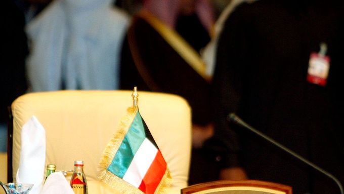Krizový arabský summit v Kataru. Křeslo pro kuvajtského delegáta patřilo k těm neobsazeným