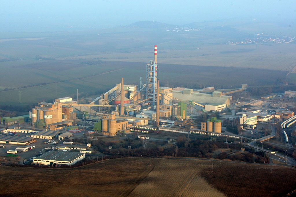 Letem nad Českým středohořím a dálnicí D8