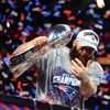 Julian Edelman (11) z New England Patriots byl vyhlášen nejužitečnějším hráčem Super Bowlu LIII