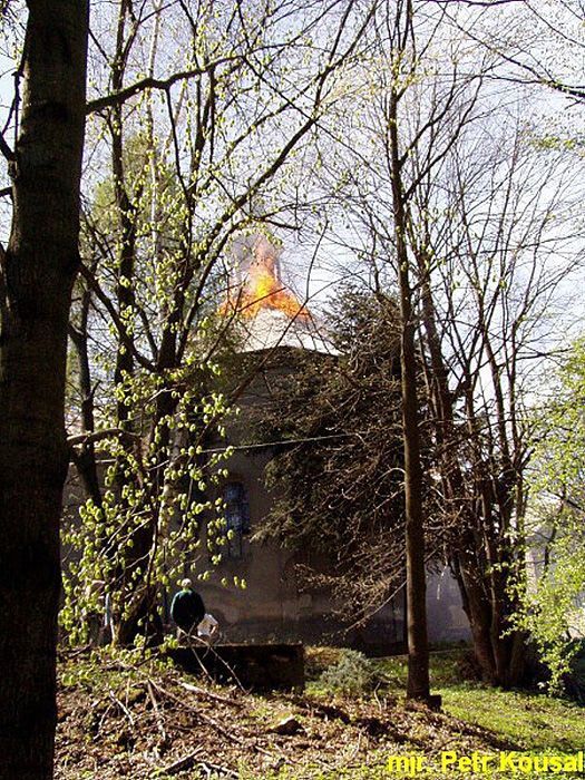 Požár střechy zámečku v obci Jesenný na Semilsku