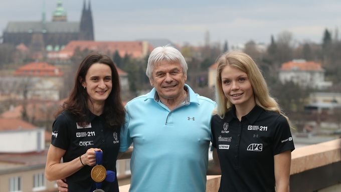 Martina Sáblíková a Nikola Zdráhalová společně s trenérem Petrem Novákem