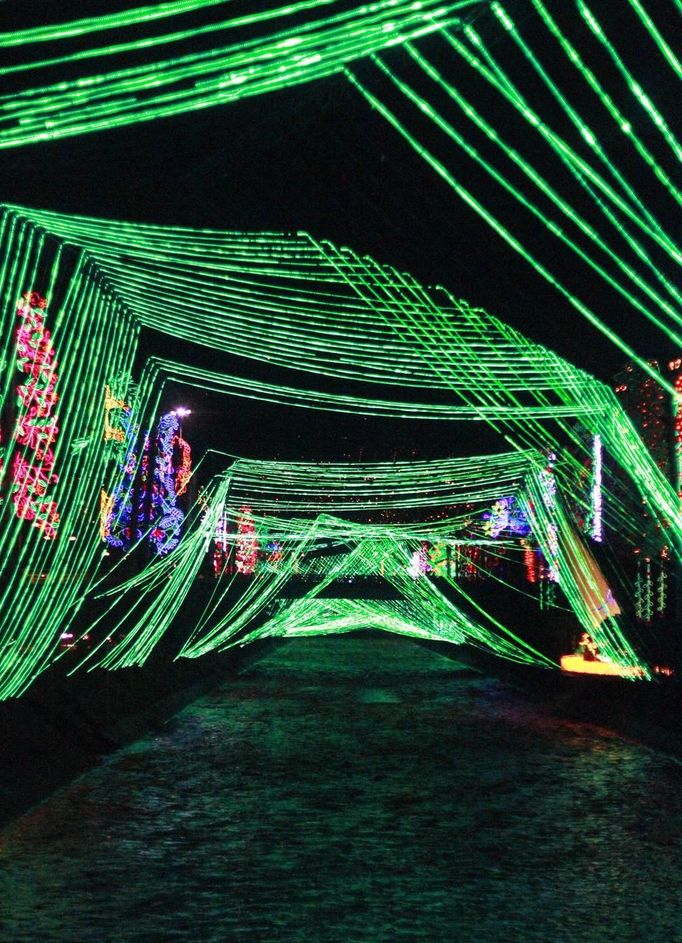 A view shows the Medellin river lighted up with Christmas decorations, in Medellin December 2, 2012. REUTERS / Albeiro Lopera (COLOMBIA - Tags: SOCIETY ANNIVERSARY) Published: Pro. 3, 2012, 3:36 dop.