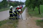 Česko trápí silné bouřky a vydatný déšť, na Zlínsku a Kroměřížsku hrozí povodně