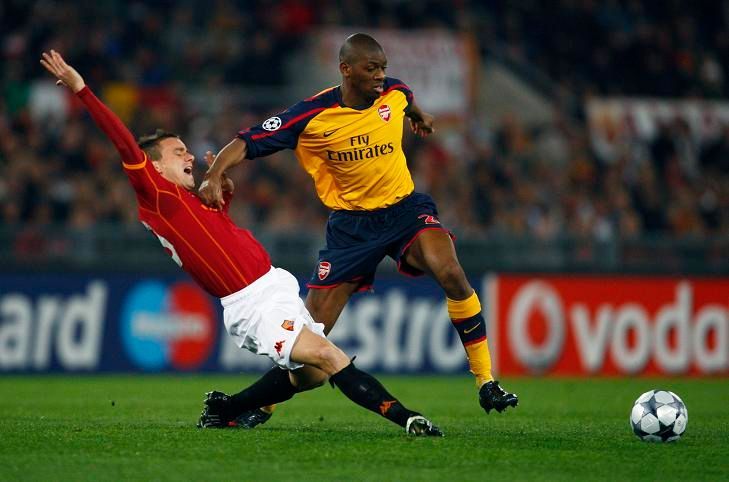 AS Řím - Arsenalu: Matteo Brighi a Abou Diaby