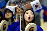 Podívejte se s námi na ty nejlepší fotografie fanoušků z dosavadního průběhu hokejového MS. Korea sice hned po postupu zase elitní skupinu opouští, ale fanynky má věrné.