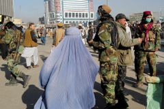 Tálibán rozšiřuje omezení pro ženy. Zakázal jim vstup do parků a tělocvičen
