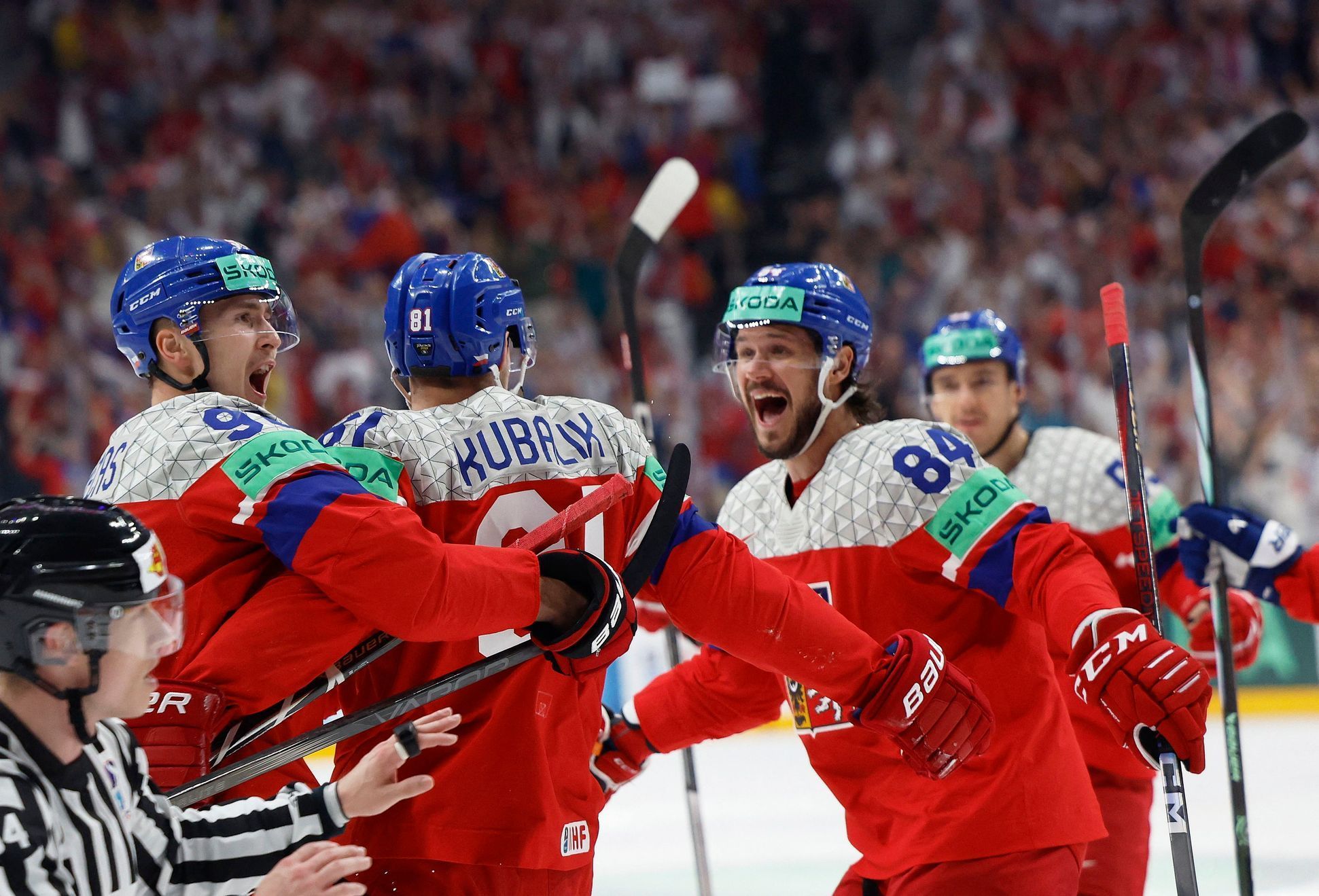 Češi slaví gól v semifinále MS 2024 Česko - Švédsko