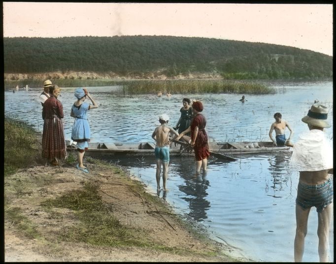 Neznámý autor: Koupání v Boleveckém rybníku, začátek 20. století, reprodukce z kolorovaného diapozitivu.