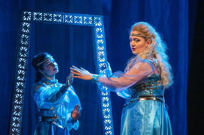 Mariana Fonseca Torres a Darja Guljajevová v roli Abigail.