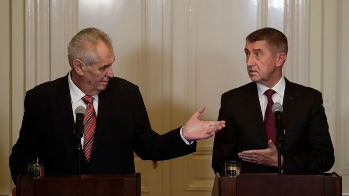 Prezident Miloš Zeman a premiér Andrej Babiš. Na případ Čapí hnízdo mají stejný názor, řekl Babiš po společném telefonátu.