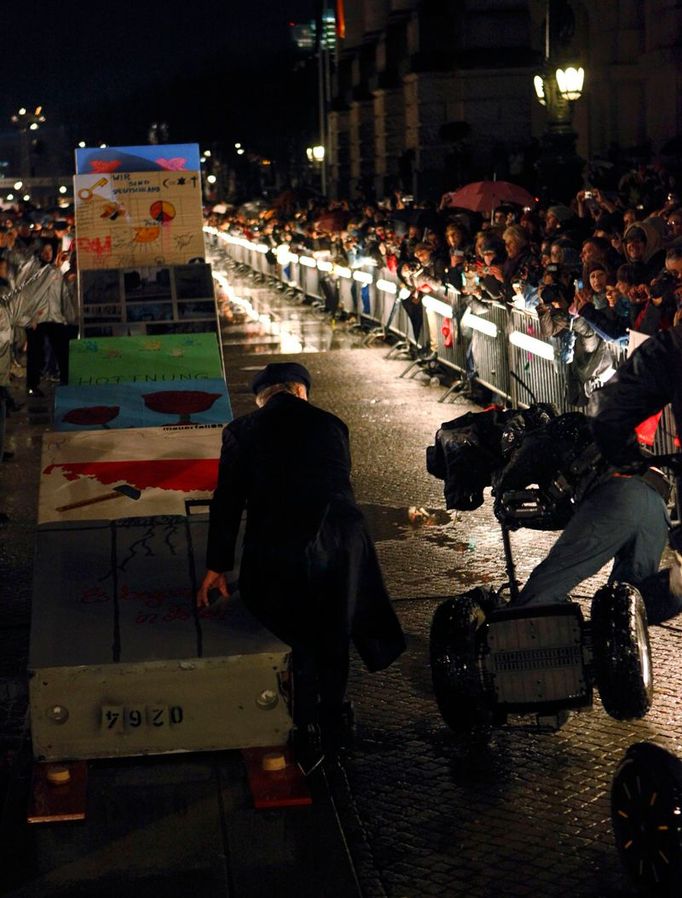 Malý incident: po pádu prvních kostek obřího domina spadl kousek od Walesy z vozu kameraman.