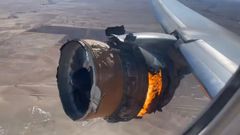 Hořící motor Boeingu 777.