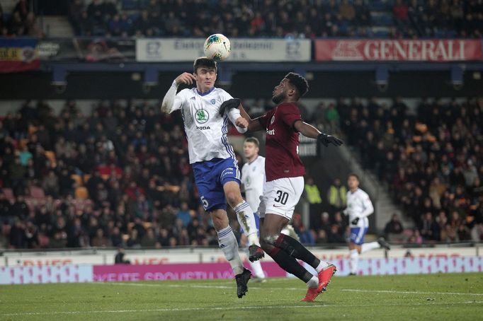 Alexej Tatajev a Benjamin Tetteh v zápase 19. kola první ligy Sparta - Ml. Boleslav