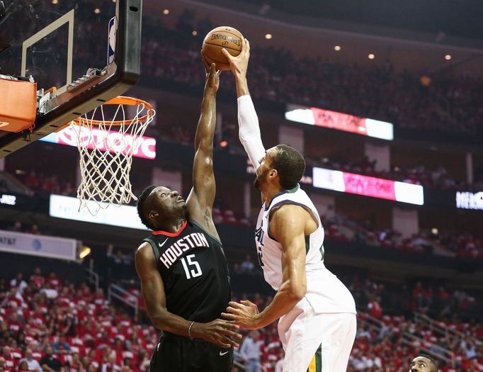 basketbal, NBA 2017/2018, Houston - Utah, Clint Capela a Rudy Gobert