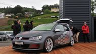 GTI Heartbeat: jeho motor tluče ve vysokých otáčkách a výkonu až 400 koní, neméně výkonná je také audiosoustava s obrovským subwooferem v kufru, která celý den vypouštěla dunivý hiphop do okolí.