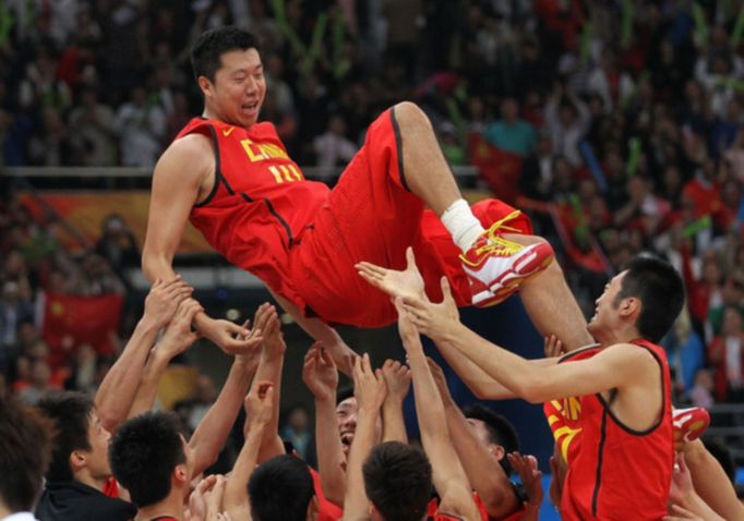 Čínský basketbalista Wang Žiži.