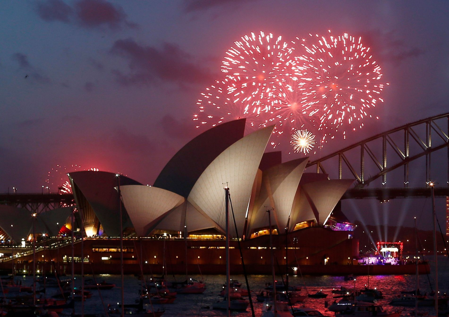 Ohňostroj nad operou v Sydney.