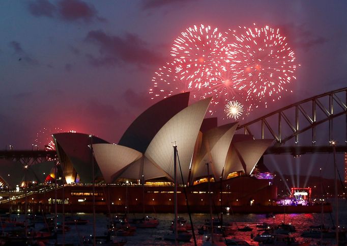 Tradiční ohňostroj nad operou v australském městě Sydney.