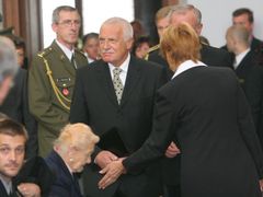 Málokdy platí slova "zemřel hrdina" tak jako dnes, řekl ve svém projevu Václav Klaus