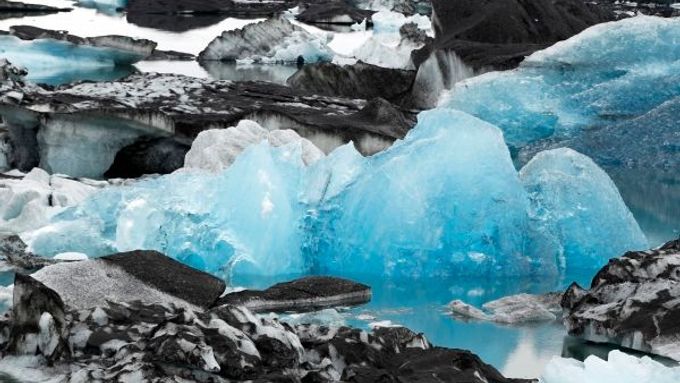 Čistý led přímo z ledovce může mít modrou, nachovou, zelenou i bílou barvu. Několik dnů po výbuchu vulkánu převládá černá.
