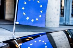 Členství v EU hodnotí kladně rekordní počet Evropanů, nejkritičtější jsou Češi