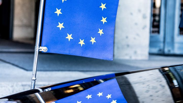 První den summitu EU dohodu na krizovém fondu nepřinesl, jednání pokračují i v sobotu