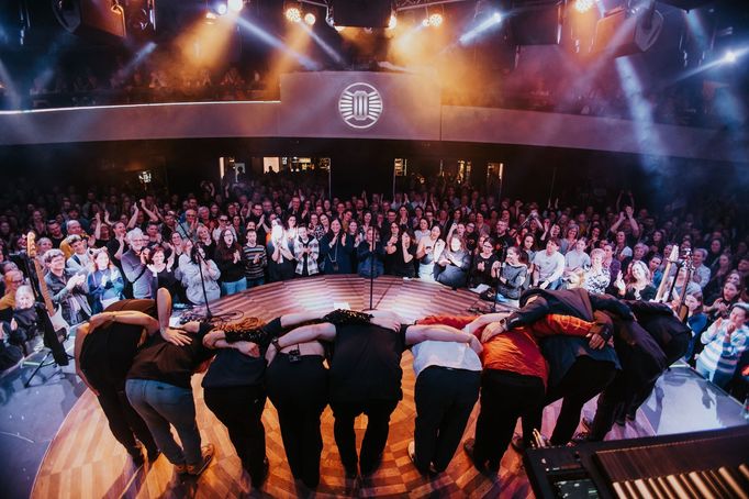 Závěrečná děkovačka Kateřiny Marie Tiché a její kapely Bandjeez na koncertě v Lucerna Music Baru 7. dubna 2025.