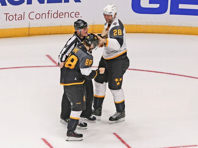 NHL: All Star Game 2016: John Scott (28) a Patrick Kane (88)