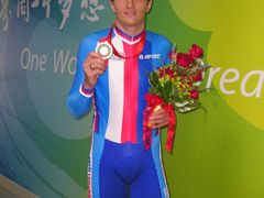 Cyklista Jiří Bouška se stříbrnou medailí ze závodu na 1000 m s pevným startem.