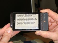 Simultánní přepis řeči přenášený přes internet je možné číst i na obrazovce mobilnho telefonu.