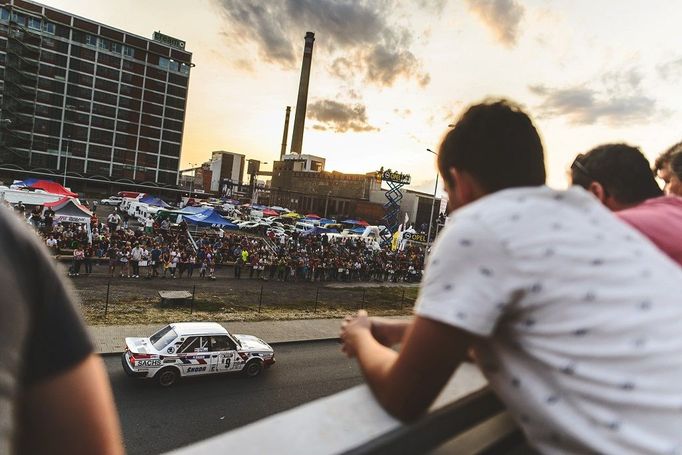 V pátek těsně před setměním vyjeli na trať závoďáci z minulosti, tisíce fanoušků v centru Zlína to doslova rozpumpovalo.