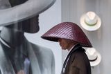 Klobouky. Tohoto mnicha jsem fotografoval celý den. Nakonec jsem si na široké hlavní ulici v Ginze všiml, že má za sebou reklamu na klobouky. Použil jsem D5 s objektivem 80–400 mm. Fotil jsem na maximální ohniskovou vzdálenost.