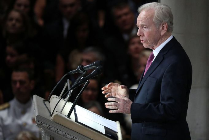 Někdejší senátor Joe Lieberman hovoří při obřadu ve washingtonské katedrále.