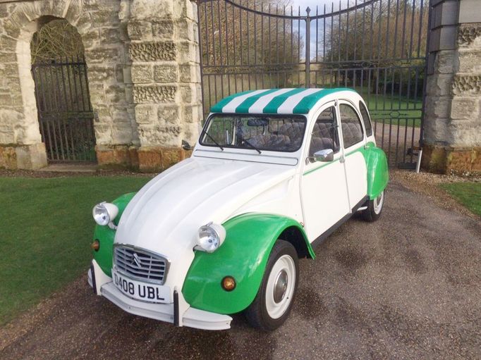 Vůz Citroën 2CV (lidově řečeno "kachna") předělaný na pojízdnou kuchyňi.